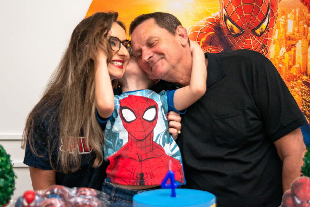Foto de família em frente à decoração de festa do homem aranha