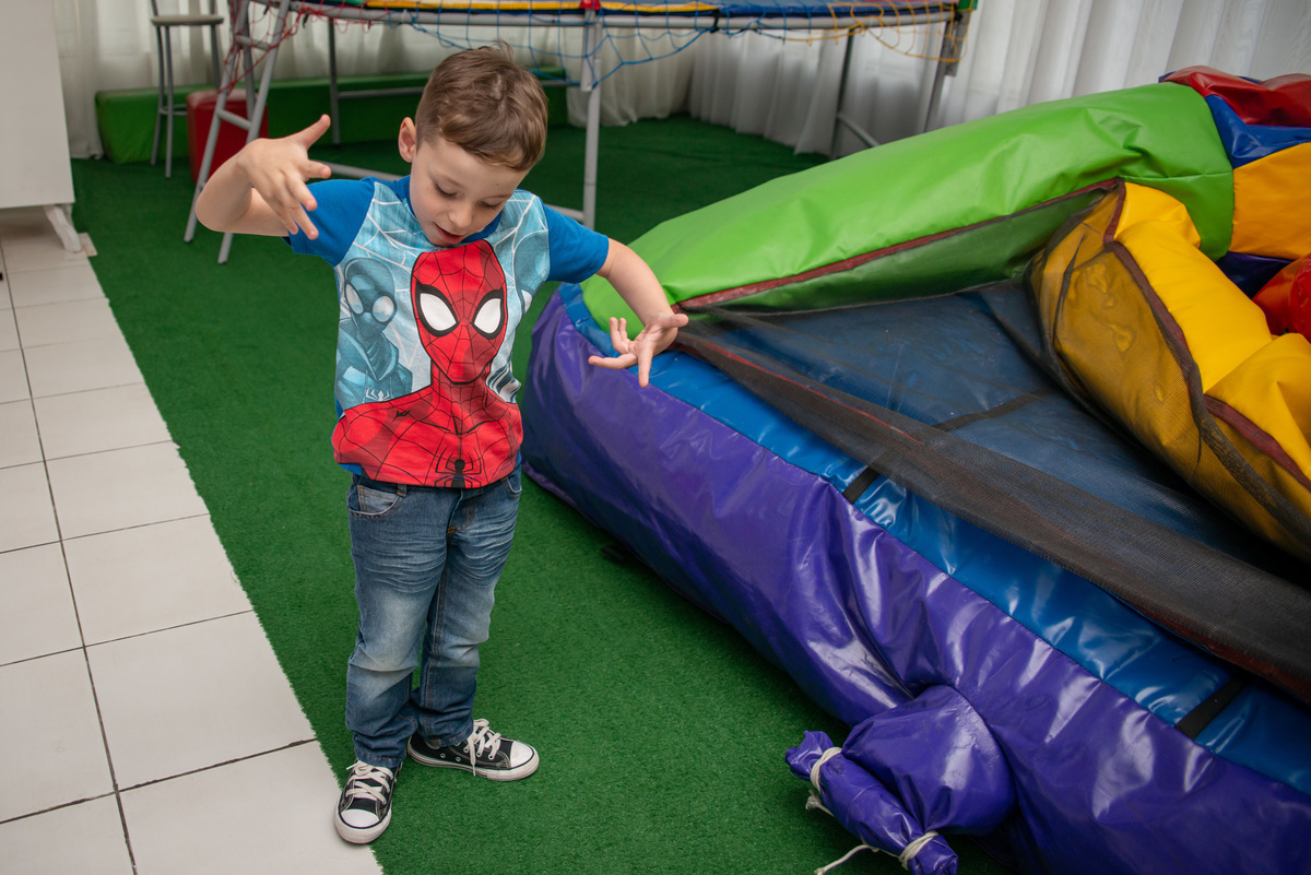 menino fazendo passos de dança 