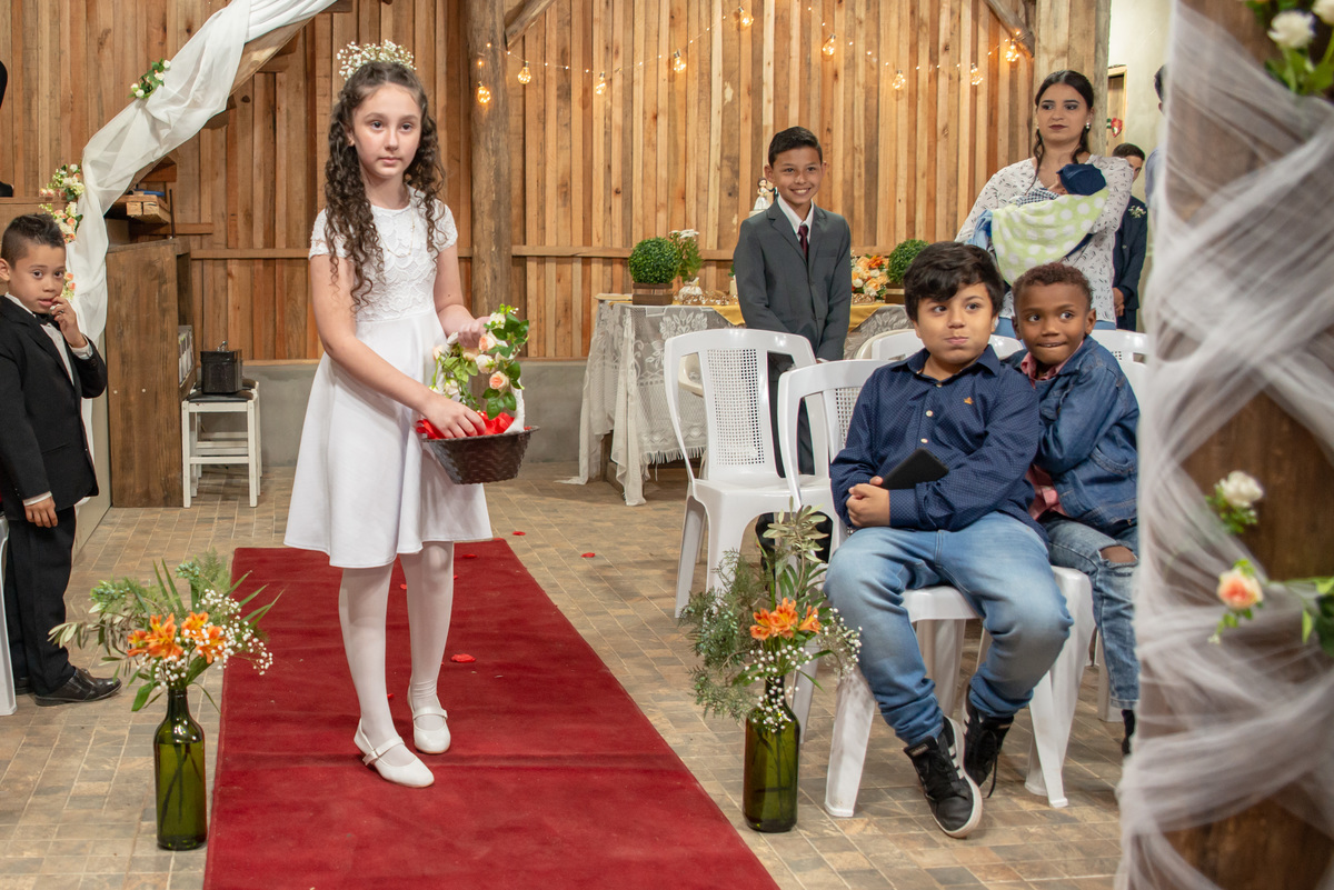 aia com pétalas de rosas no casamento