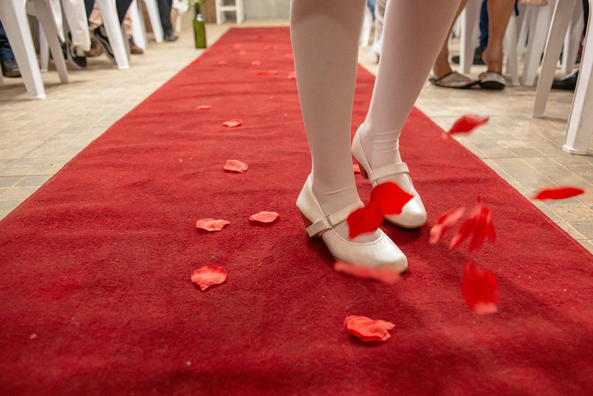 pés da aia e as pétalas de rosas no casamento