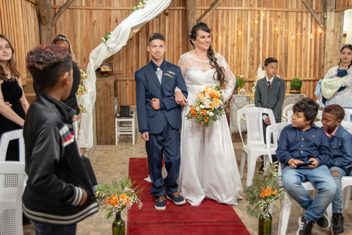 noiva conduzida pelo filho ao altar no casamento