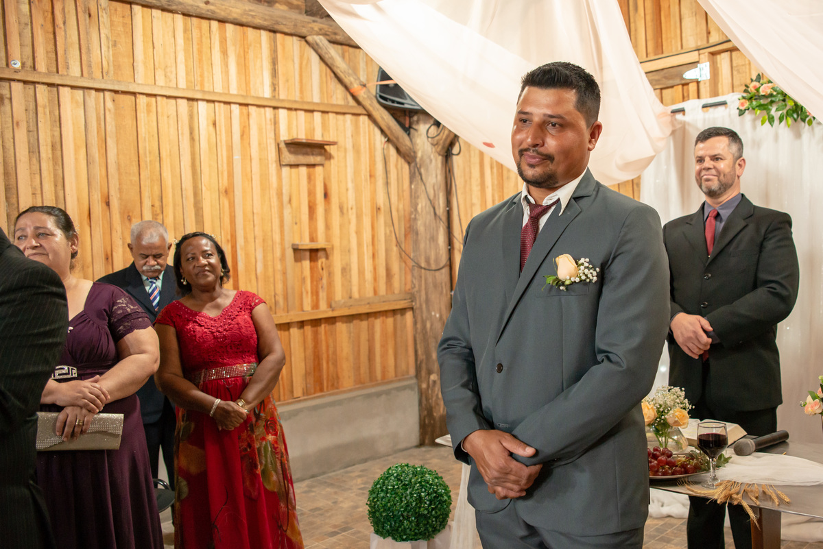 noivo vendo a noiva entrando no casamento