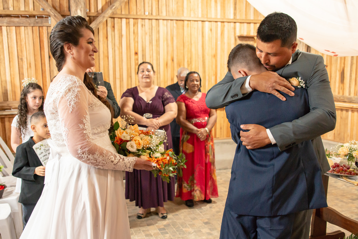 abraço com amor no filho no casamento