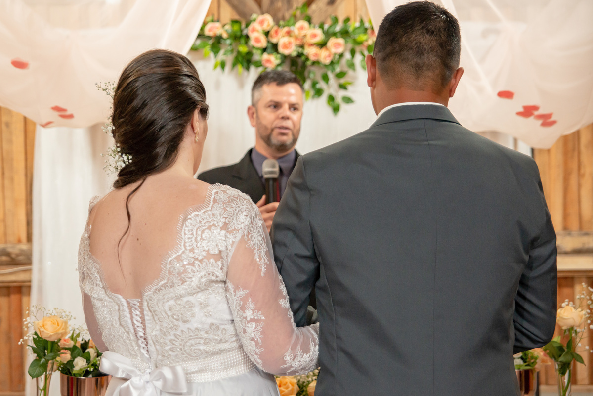 pastor falando aos noivos no casamento