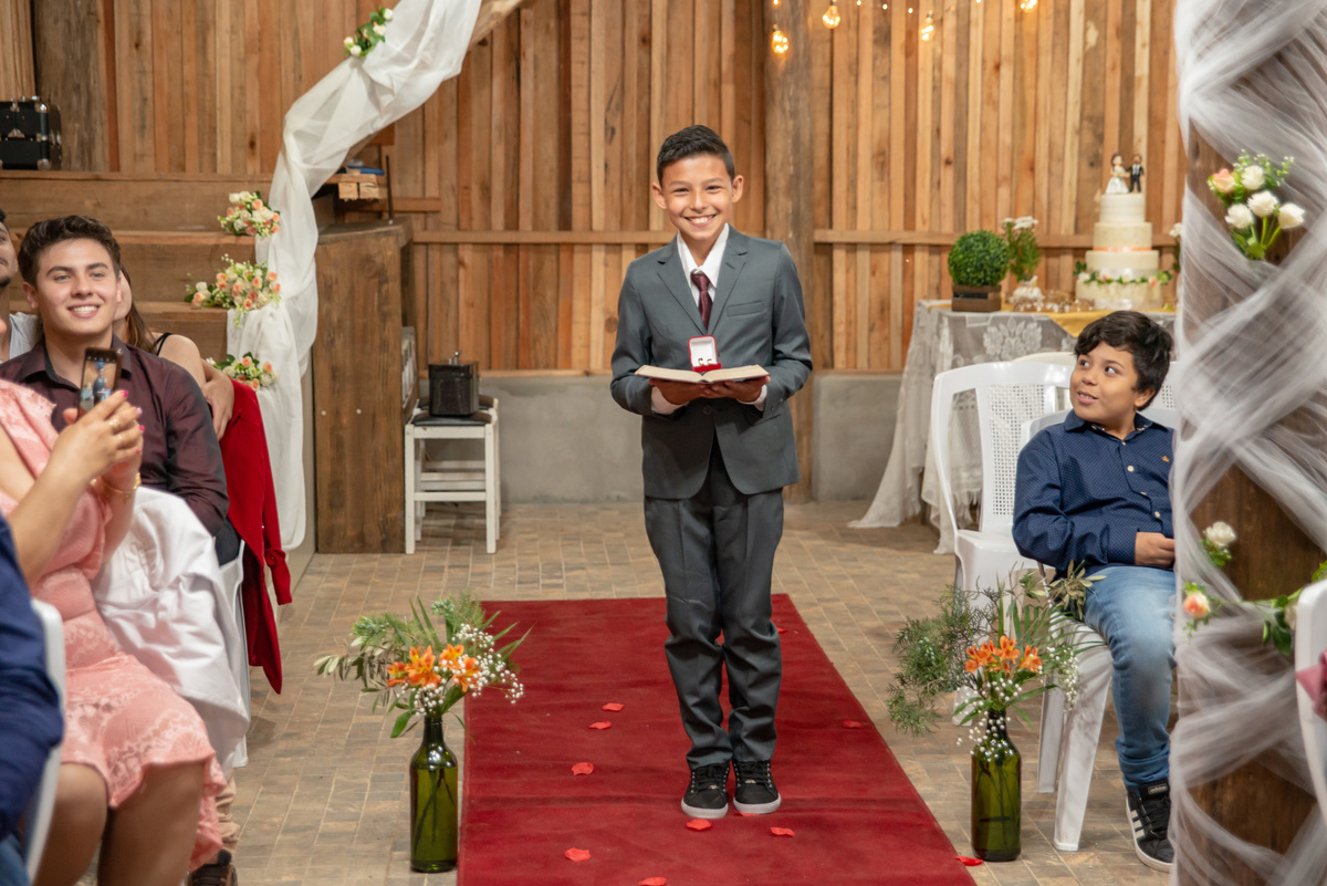 pajem entrando com as alianças no casamento