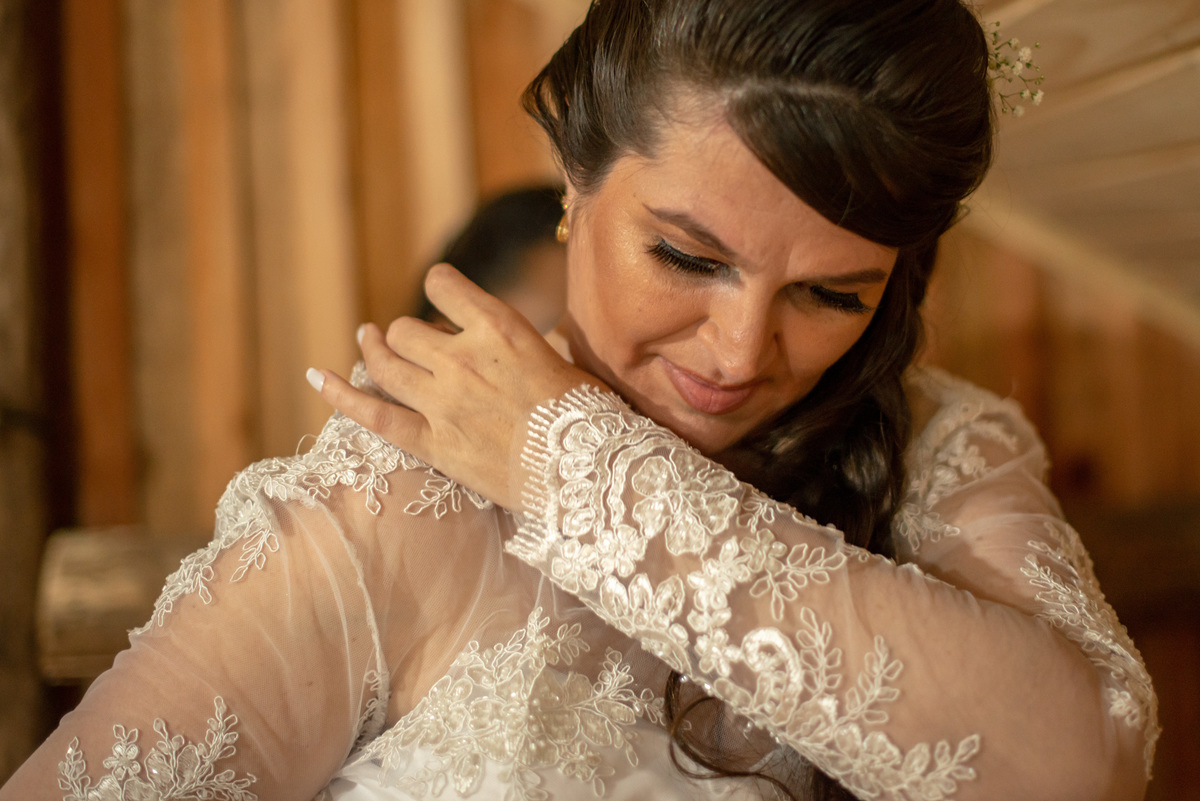 Noiva se arrumando para o casamento