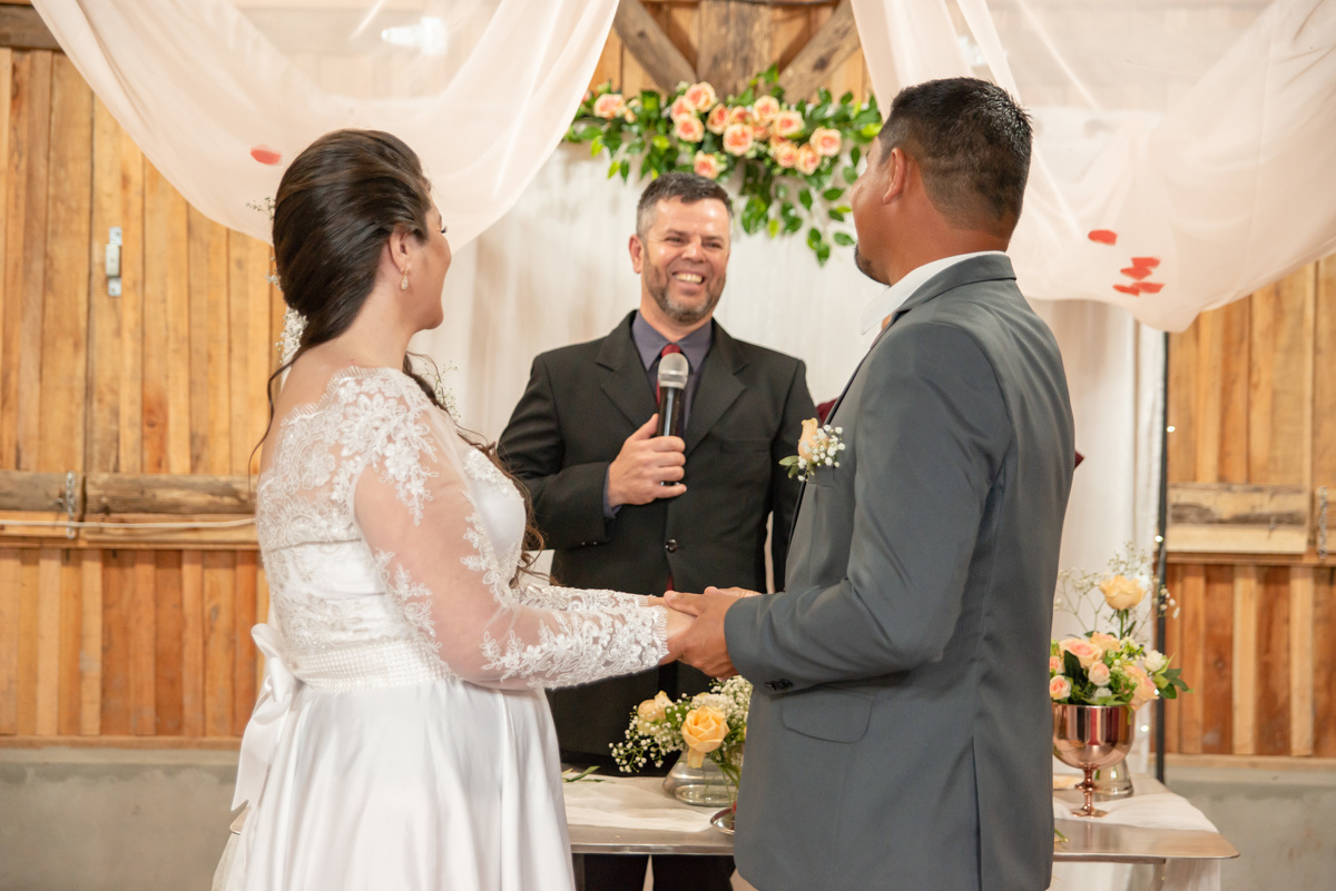 foto espontânea do pastor no casamento
