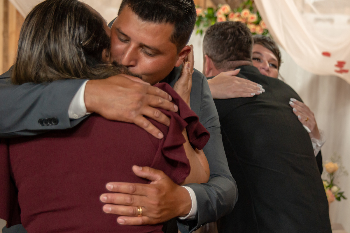 abraço dos noivos e padrinhos no casamento