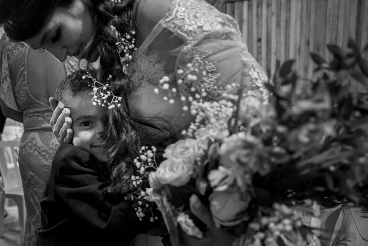 abraço da noiva numa criança no casamento