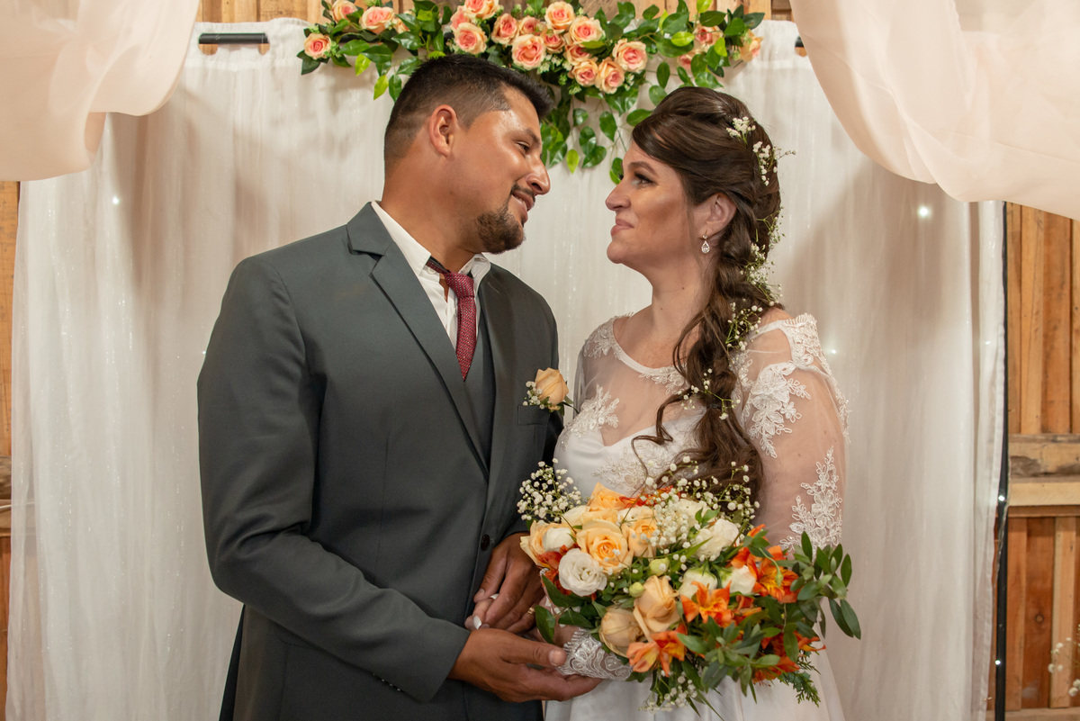 noivos em foto espontânea no casamento