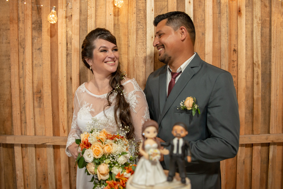 noivos em foto espontânea no casamento