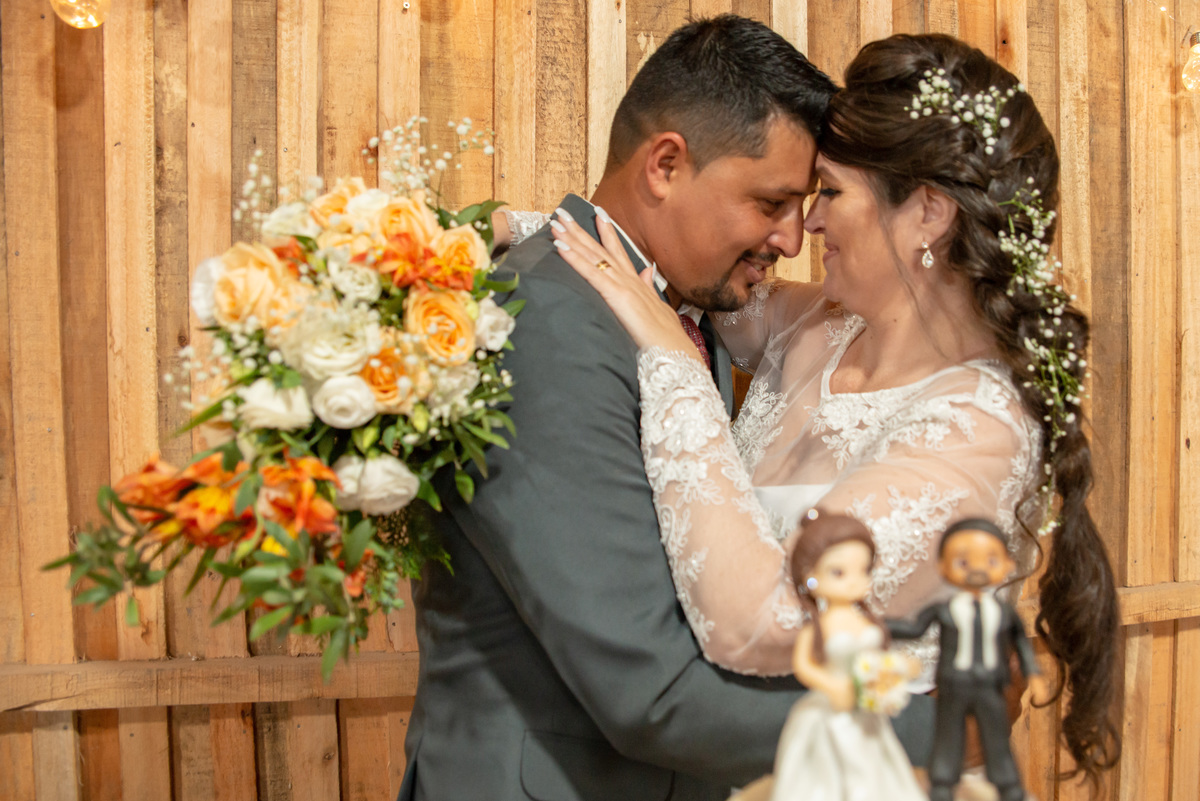 foto romântica dos noivos no casamento