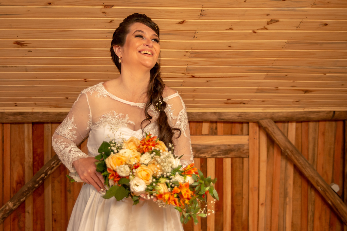 noiva sorrindo com seu buquê