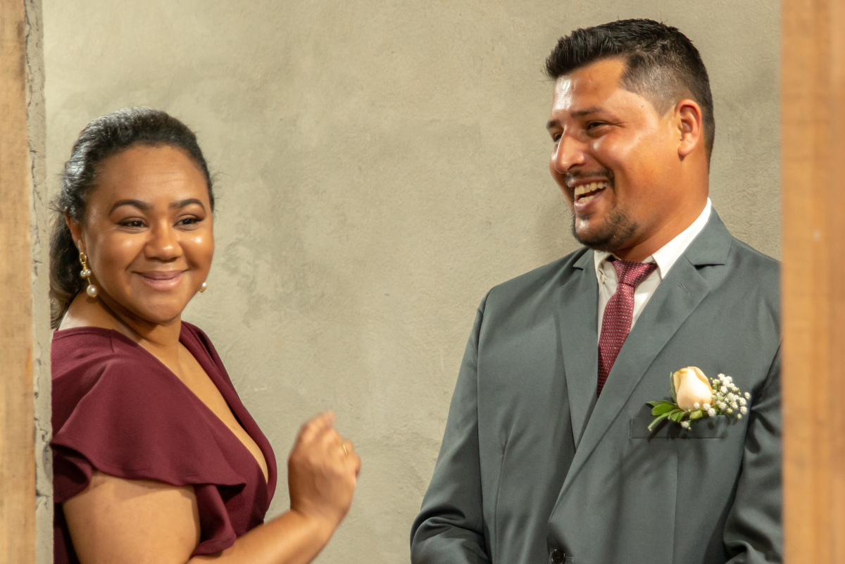 noivo e madrinha espontâneos antes do casamento