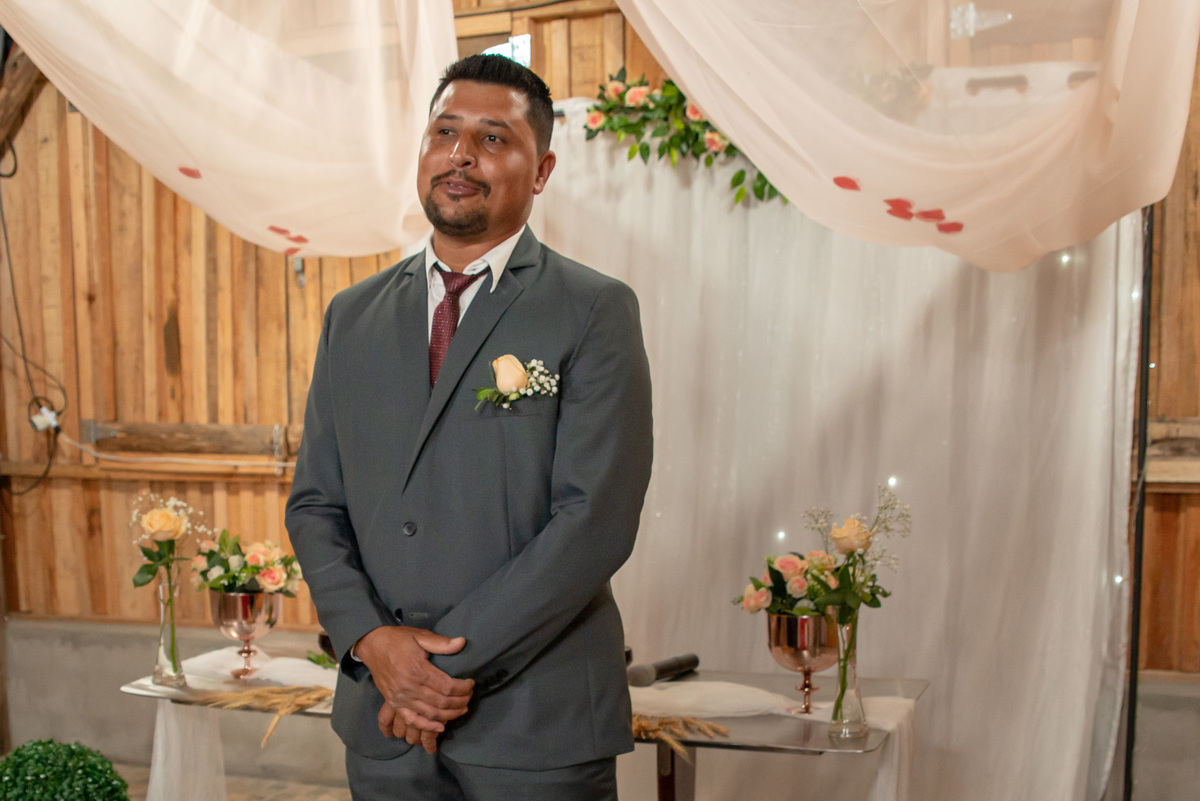 noivo no altar aguardando a noiva no casamento