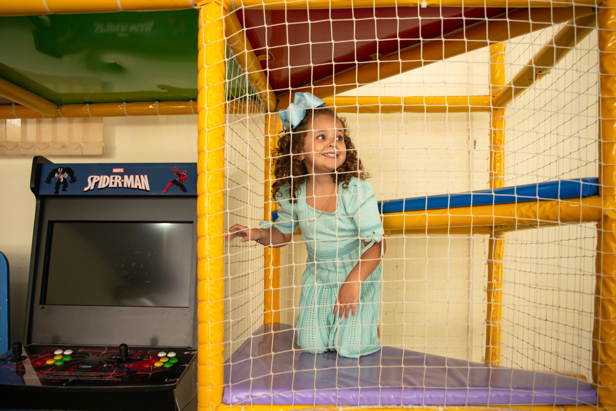 Menina em brinquedo de casa de festa infantil em Montenegro RS