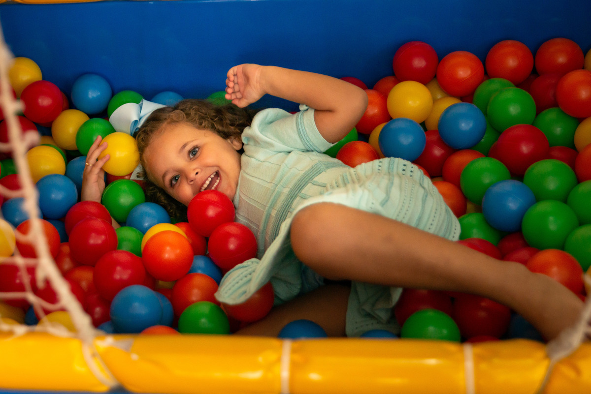 Menina em piscina de bolinhas em casa de festa infantil em Montenegro RS