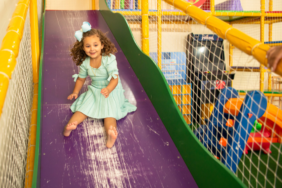 menina escorregando em brinquedo em casa de festa infantil em Montenegro RS