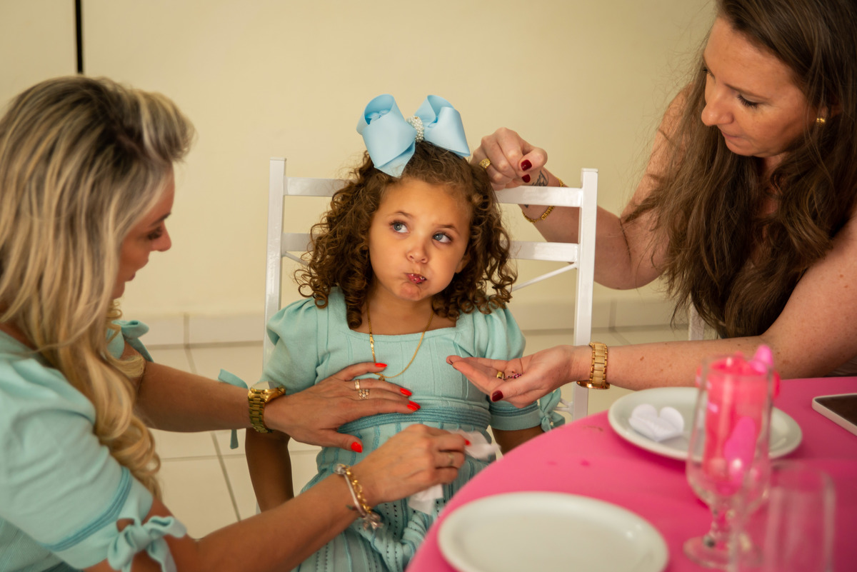 expressão espontânea de menina em casa de festa infantil