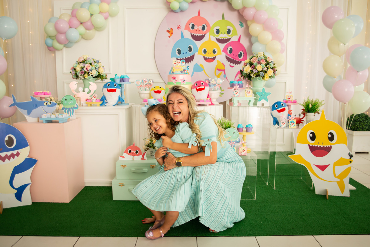 mãe e filha com mesmo vestido em festa infantil decoração do baby shark