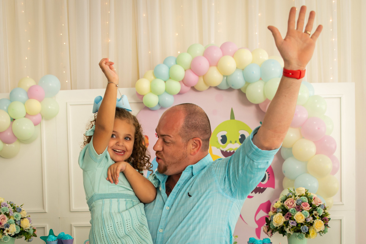 pai e filha em casa de festa infantil, decoração do baby shark