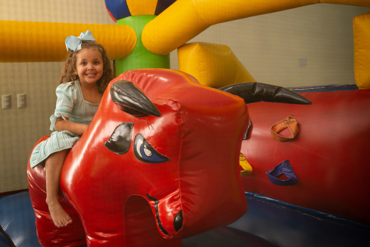 menina brincando em touro inflável em casa de festa infantil em Montenegro RS