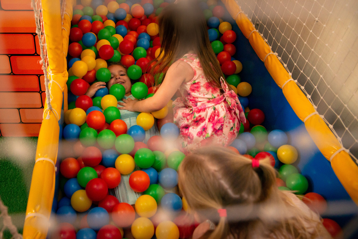 meninas brincando em piscina de bolinhas em casa de festa infantil