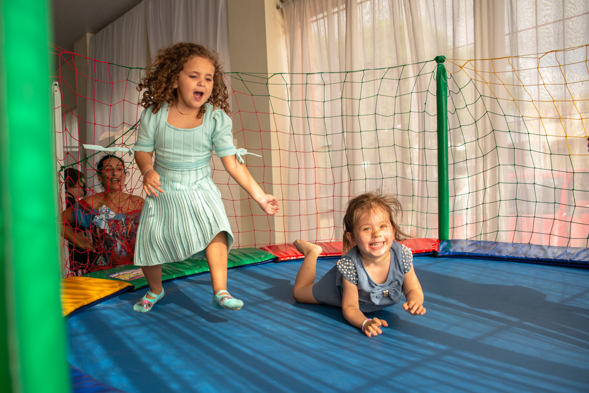 meninas pulando em cama elástica em casa de festa infantil em Montenegro RS