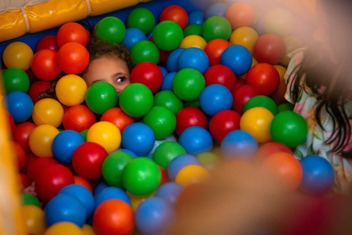 foto espontânea em piscina de bolinhas de criança em aniversário em casa de festa infantil em Montenegro rs