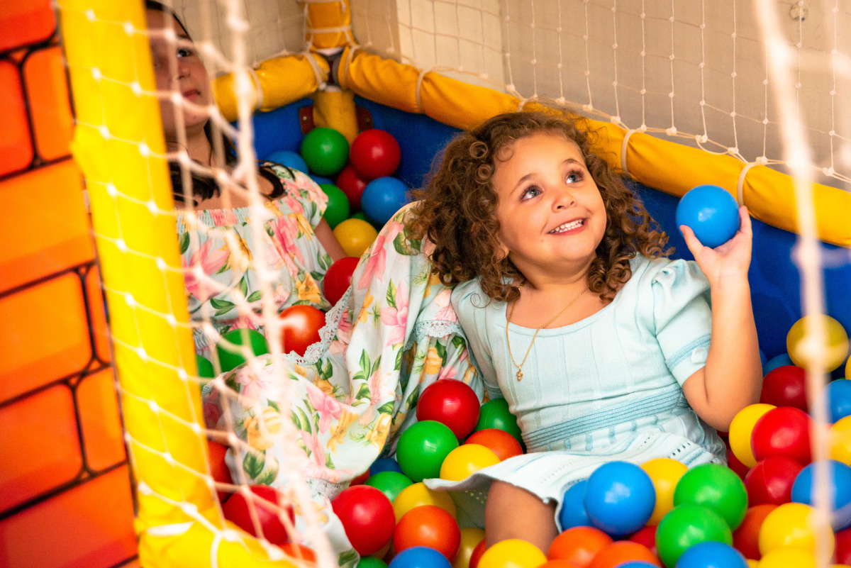 foto espontânea em piscina de bolinhas de criança em aniversário em casa de festa infantil em Montenegro rs