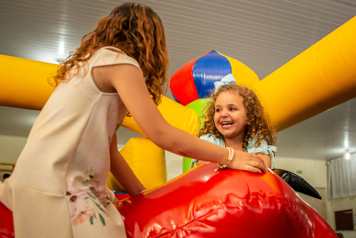 crianças brincando em touro inflável em casa de festa infantil em Montenegro RS