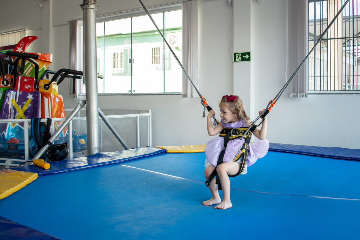 Cama elástica com cordas na casa de festa infantil