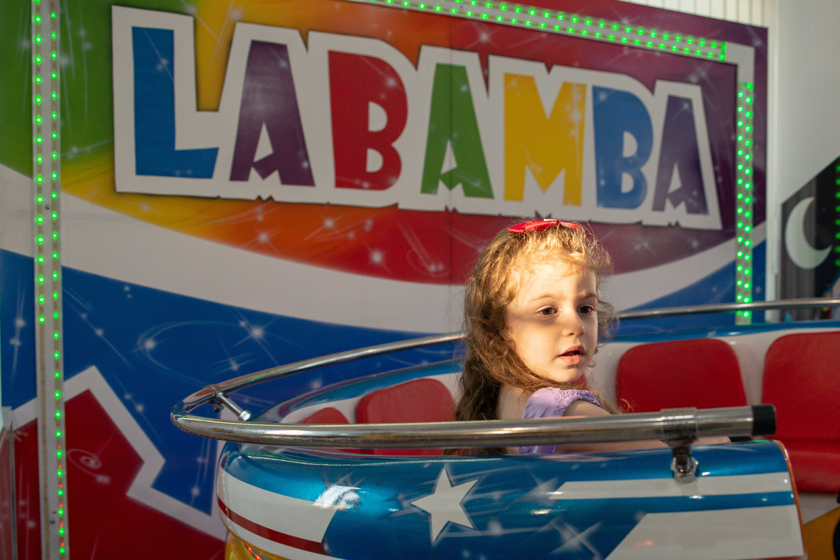 girando em brinquedo na casa de festa infantil