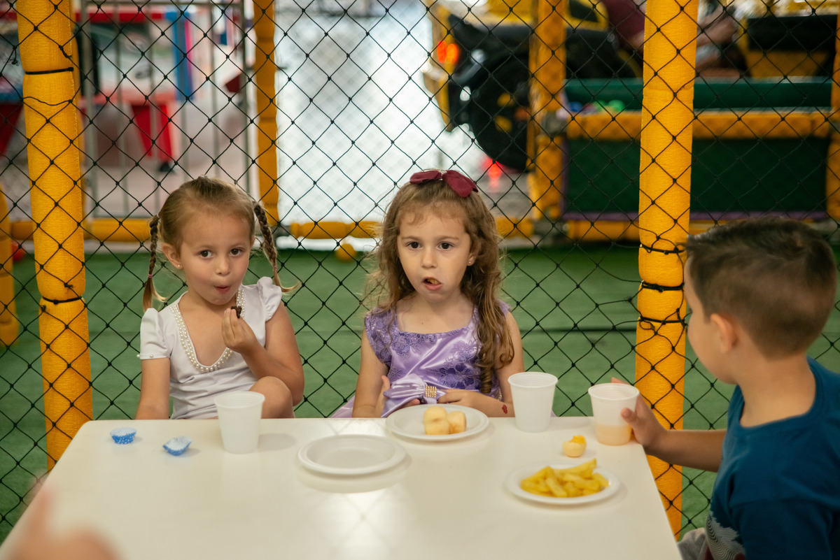hora de comer na festa de aniversário infantil