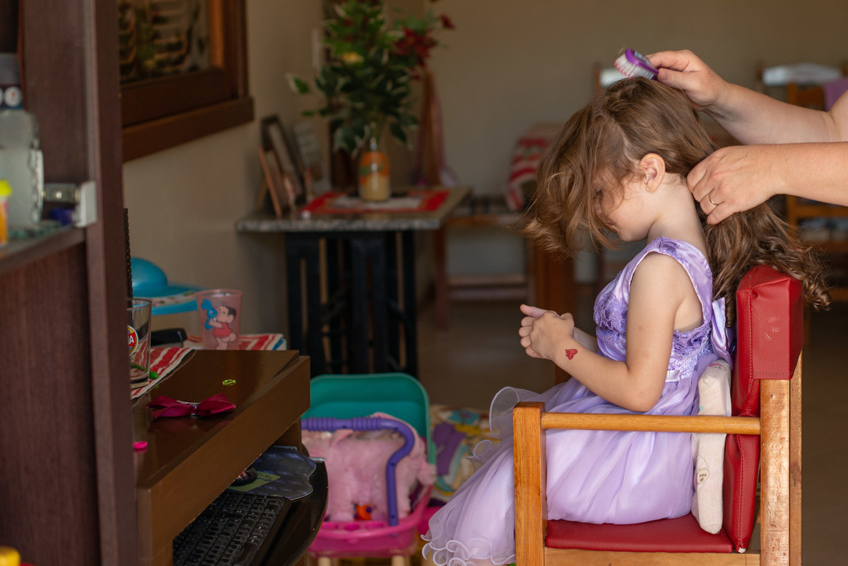 Antes da festa de aniversário, mamãe arrumando os cabelos