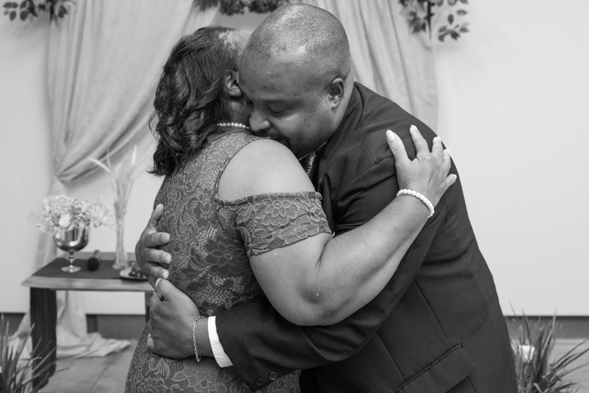 abraço do noivo e da mãe