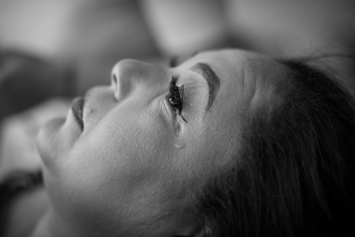 Noiva emocionada durante a maquiagem