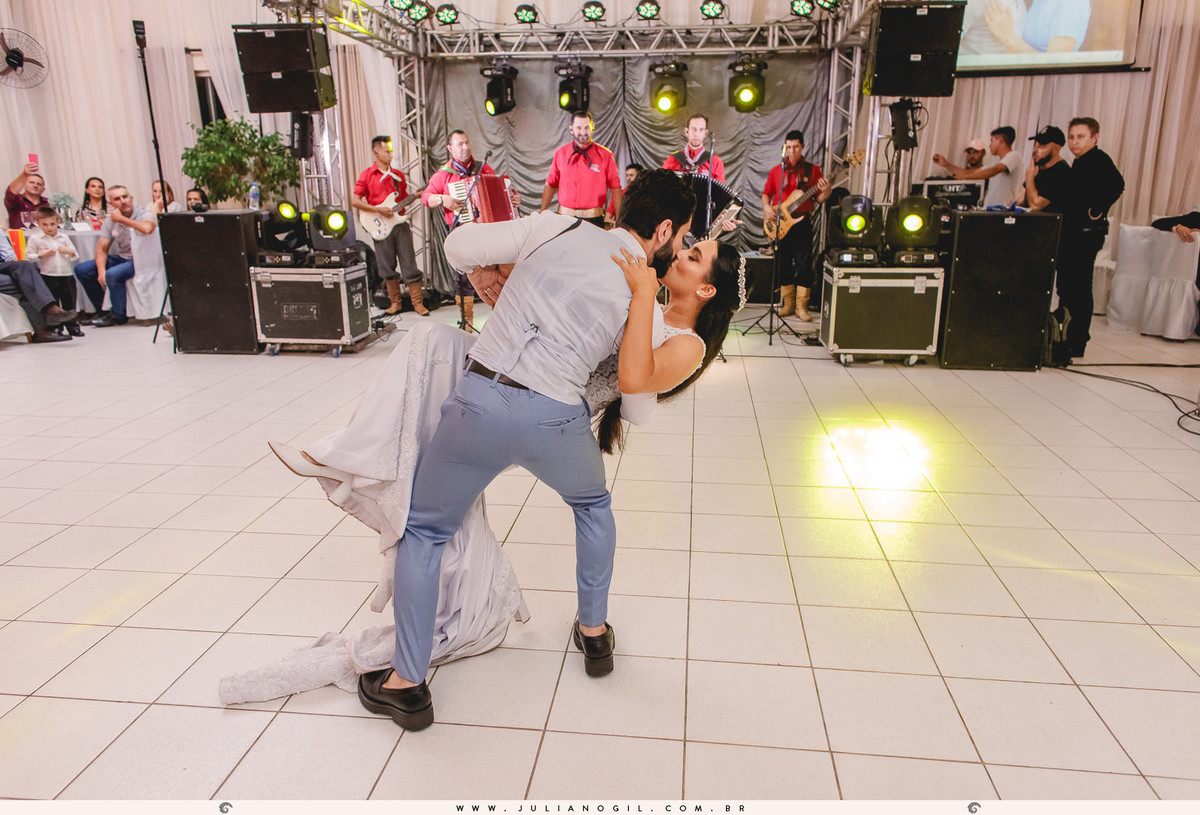 Recepção Casamento Willian de Lara Jéssica Wengrzen fotógrafo Juliano Gil Irati Paraná Casamento Igreja Matriz Senhor Bom Jesus Restaurante do Colono