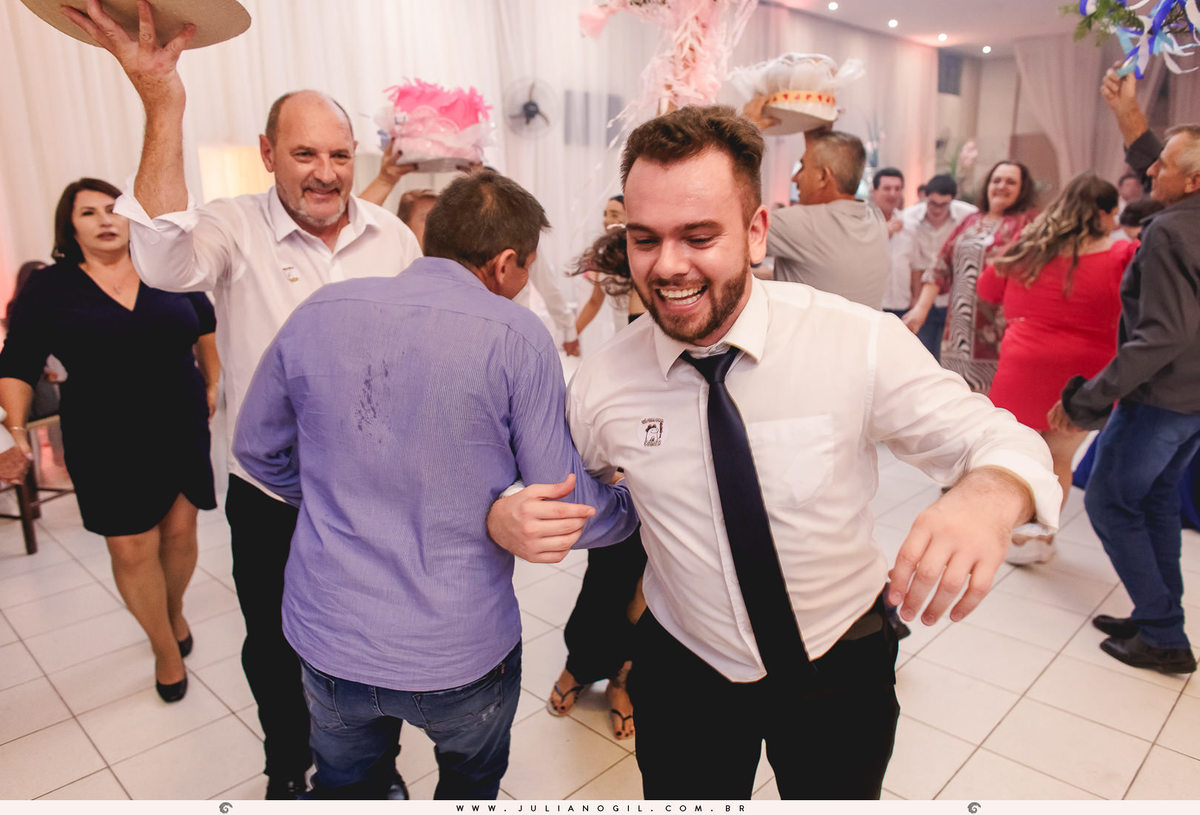 Recepção Casamento Willian de Lara Jéssica Wengrzen fotógrafo Juliano Gil Irati Paraná Casamento Igreja Matriz Senhor Bom Jesus Restaurante do Colono Gabriel Wengrzen