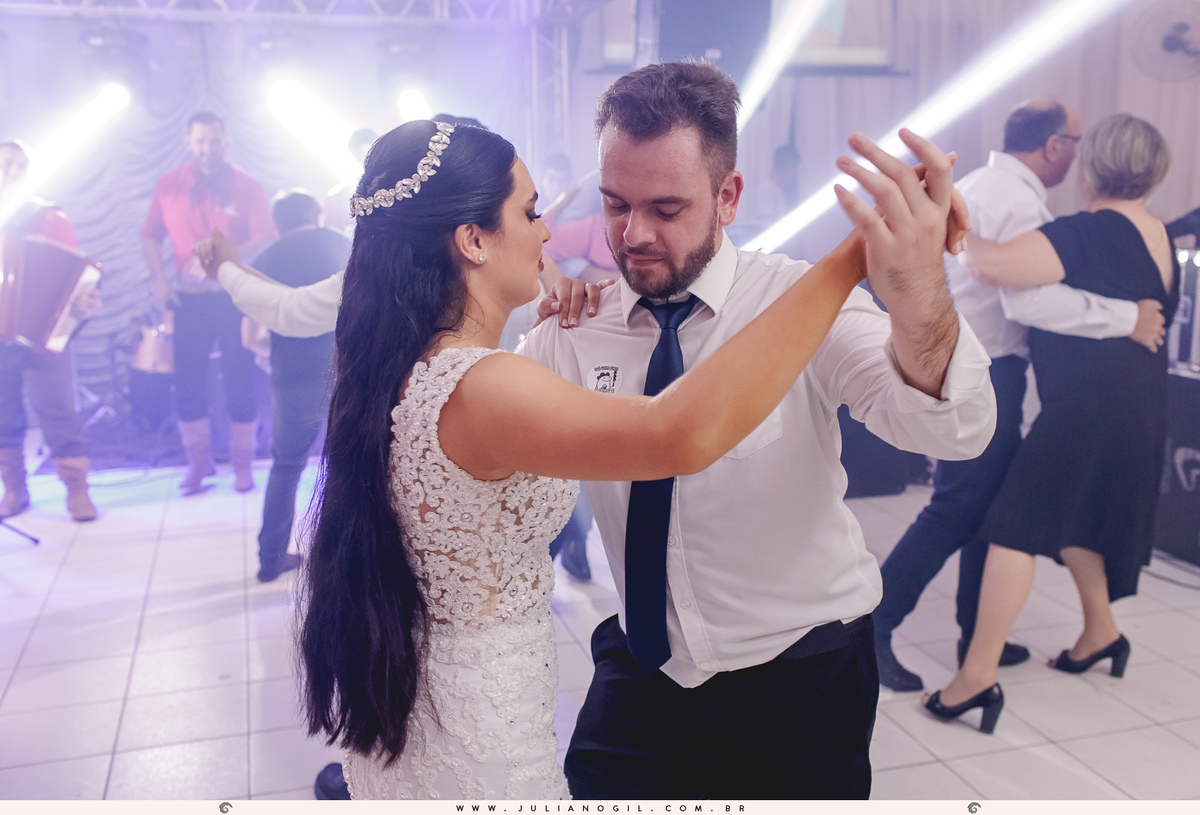 Recepção Casamento Willian de Lara Jéssica Wengrzen fotógrafo Juliano Gil Irati Paraná Casamento Igreja Matriz Senhor Bom Jesus Restaurante do Colono Gabriel Wengrzen