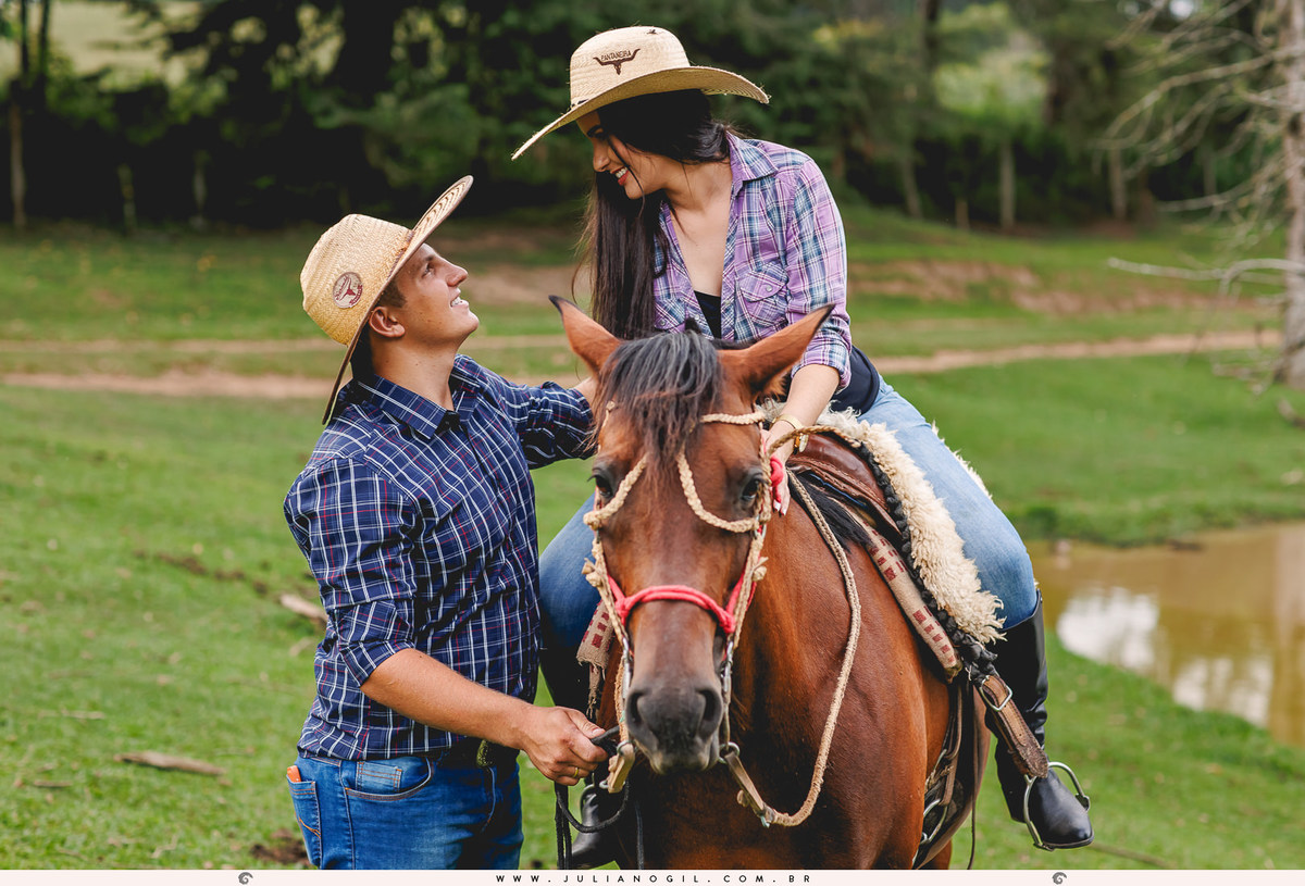 Pré Casamento noivo noiva Gabriela e Andrian casamento Prudentópolis Irati Paraná Itapará Cachoeira ar livre ensaio externo country plantação fotógrafo Juliano Gil casal fazenda minas gerais belo horizonte