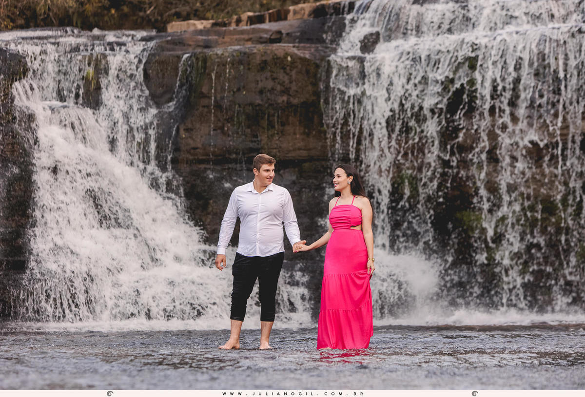 Pré Casamento noivo noiva Gabriela e Andrian casamento Prudentópolis Irati Paraná Itapará Cachoeira ar livre ensaio externo country plantação fotógrafo Juliano Gil casal fazenda minas gerais belo horizonte