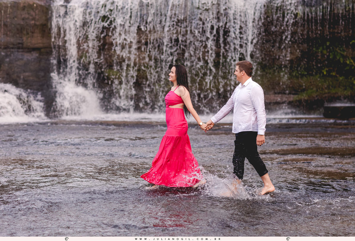 Pré Casamento noivo noiva Gabriela e Andrian casamento Prudentópolis Irati Paraná Itapará Cachoeira ar livre ensaio externo country plantação fotógrafo Juliano Gil casal fazenda minas gerais belo horizonte