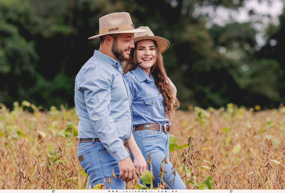 pré casamento casamento fotógrafo Juliano Gil paraná santa catarina irati rebouças ponta grossa palmeira lapa recanto das pedras cabana cânion mayara irinelson calgaro contry plantação john deere trator bota chapéu texas pôr do sol casal noivos