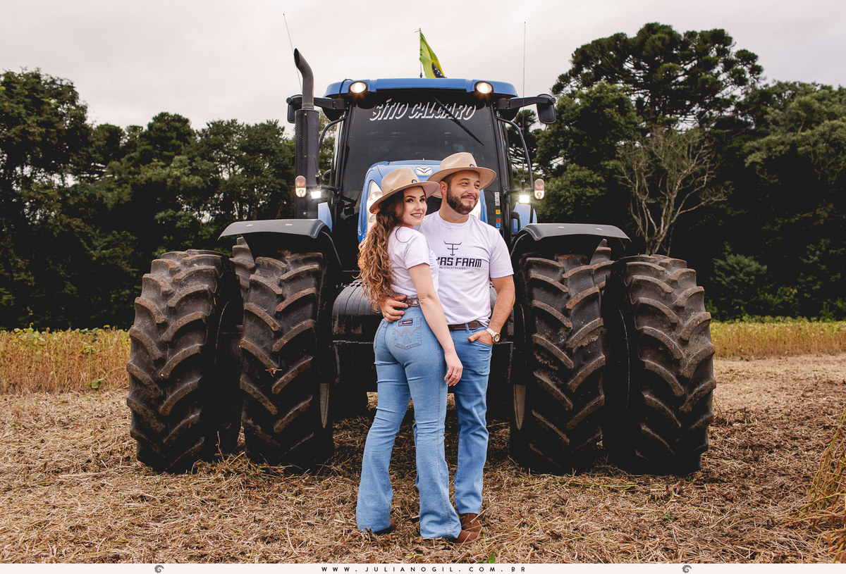 pré casamento casamento fotógrafo Juliano Gil paraná santa catarina irati rebouças ponta grossa palmeira lapa recanto das pedras cabana cânion mayara irinelson calgaro contry plantação john deere trator bota chapéu texas pôr do sol casal noivos