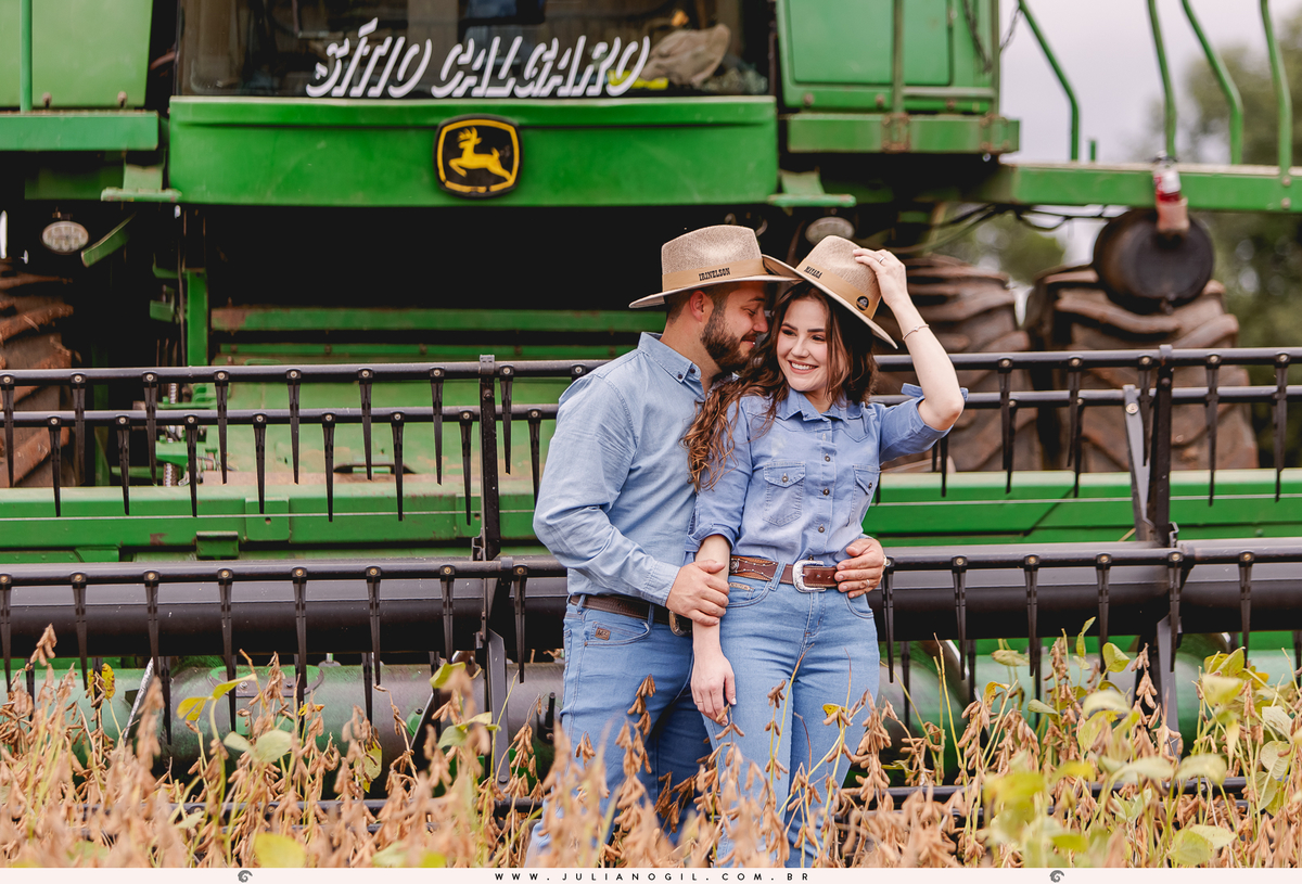 pré casamento casamento fotógrafo Juliano Gil paraná santa catarina irati rebouças ponta grossa palmeira lapa recanto das pedras cabana cânion mayara irinelson calgaro contry plantação john deere trator bota chapéu texas pôr do sol casal noivos