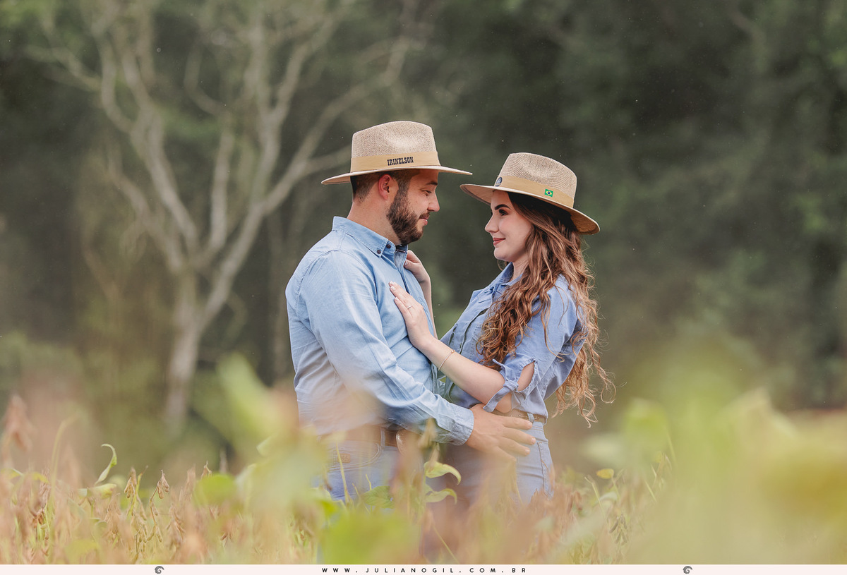pré casamento casamento fotógrafo Juliano Gil paraná santa catarina irati rebouças ponta grossa palmeira lapa recanto das pedras cabana cânion mayara irinelson calgaro contry plantação john deere trator bota chapéu texas pôr do sol casal noivos