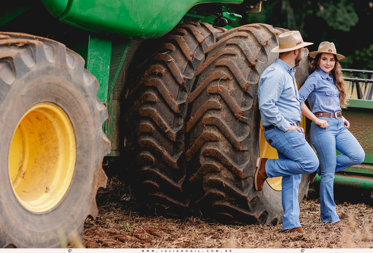 pré casamento casamento fotógrafo Juliano Gil paraná santa catarina irati rebouças ponta grossa palmeira lapa recanto das pedras cabana cânion mayara irinelson calgaro contry plantação john deere trator bota chapéu texas pôr do sol casal noivos
