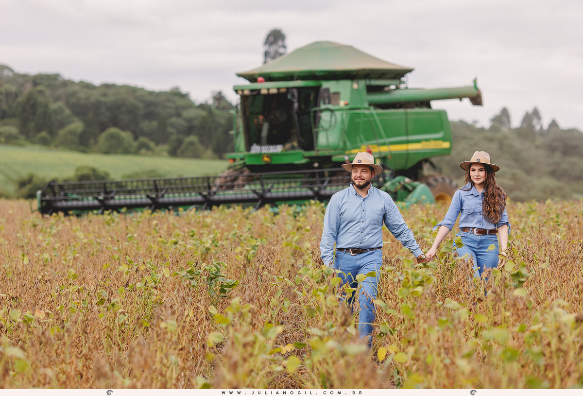 pré casamento casamento fotógrafo Juliano Gil paraná santa catarina irati rebouças ponta grossa palmeira lapa recanto das pedras cabana cânion mayara irinelson calgaro contry plantação john deere trator bota chapéu texas pôr do sol casal noivos