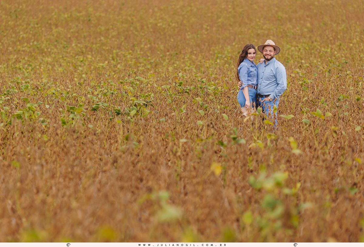 pré casamento casamento fotógrafo Juliano Gil paraná santa catarina irati rebouças ponta grossa palmeira lapa recanto das pedras cabana cânion mayara irinelson calgaro contry plantação john deere trator bota chapéu texas pôr do sol casal noivos